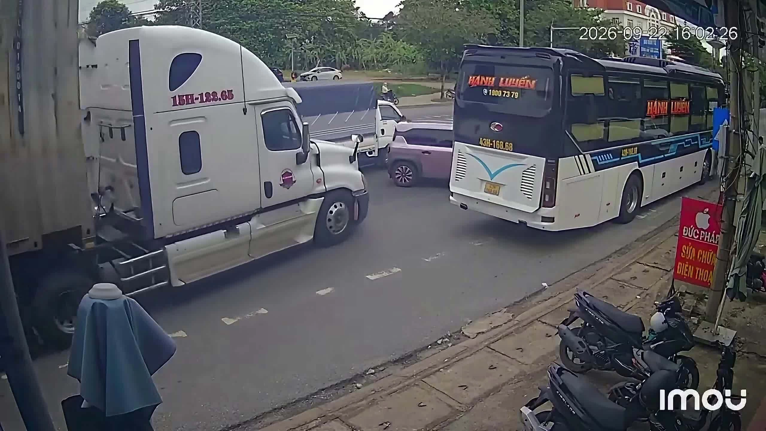 Bị kẹp giữa ba xe, xe con bị xe container đâm