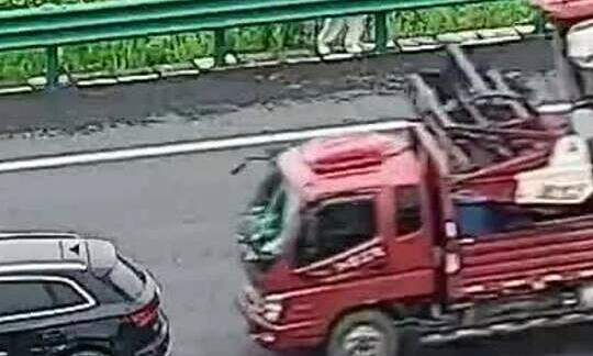 canh-sat-het-qua-dien-thoai-cuu-ca-gia-dinh-hong-xe-tren-cao-1790129757 Cảnh sát hét qua điện thoại cứu cả gia đình hỏng xe trên cao tốc