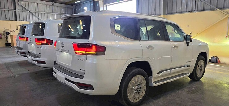 Chưa ra mắt tại Việt Nam, Toyota Land Cruiser Hybrid đã bị đội giá gần 1 tỷ đồng - 4