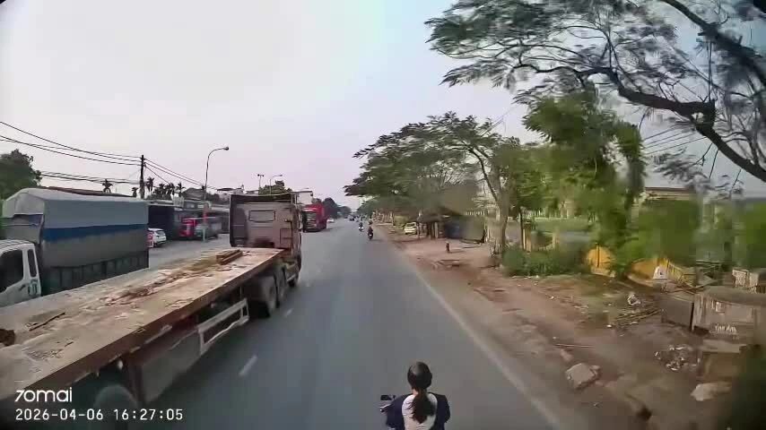 co-gai-di-xe-may-bi-oto-ui-500-m-ma-lai-xe-khong-he-biet-1775550188 Cô gái đi xe máy bị ôtô ủi 500 m mà lái xe không hề biết