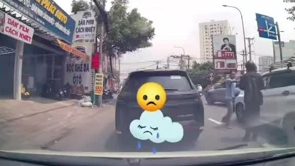 Cửa ôtô bật mở xô xe máy vào ôtô khác định bỏ chạy