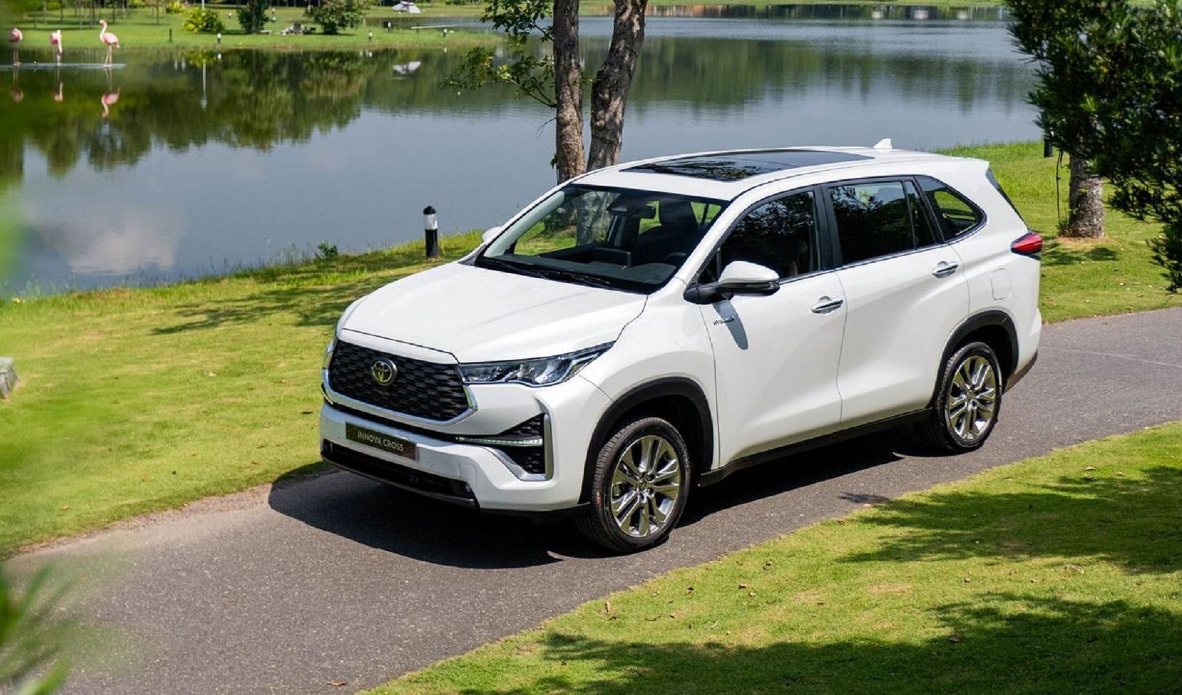 Đánh giá Toyota Innova Cross: Lựa chọn phiên bản nào tốt nhất cho gia đình? - 3