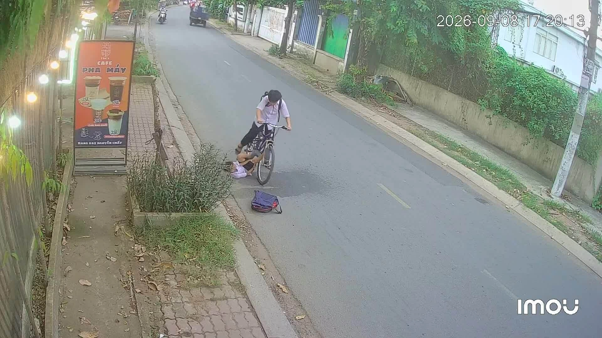 Em bé bị kẹp chân vào bánh xe đạp