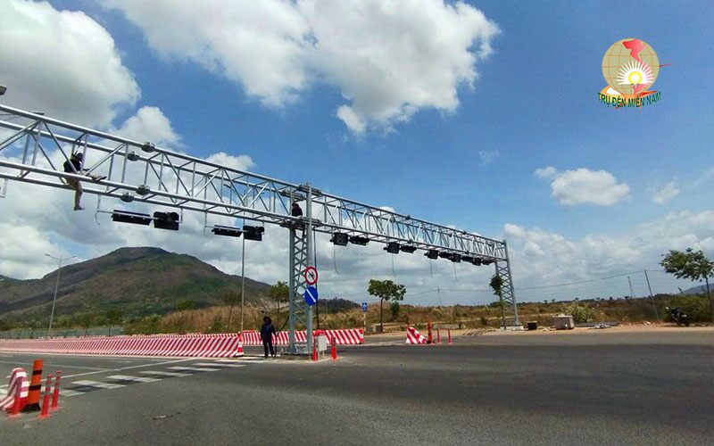 g-3-1790568547-648-width800height500 “Giá long môn” gắn biển báo giao thông trên đường có ý nghĩa ra sao? - 4