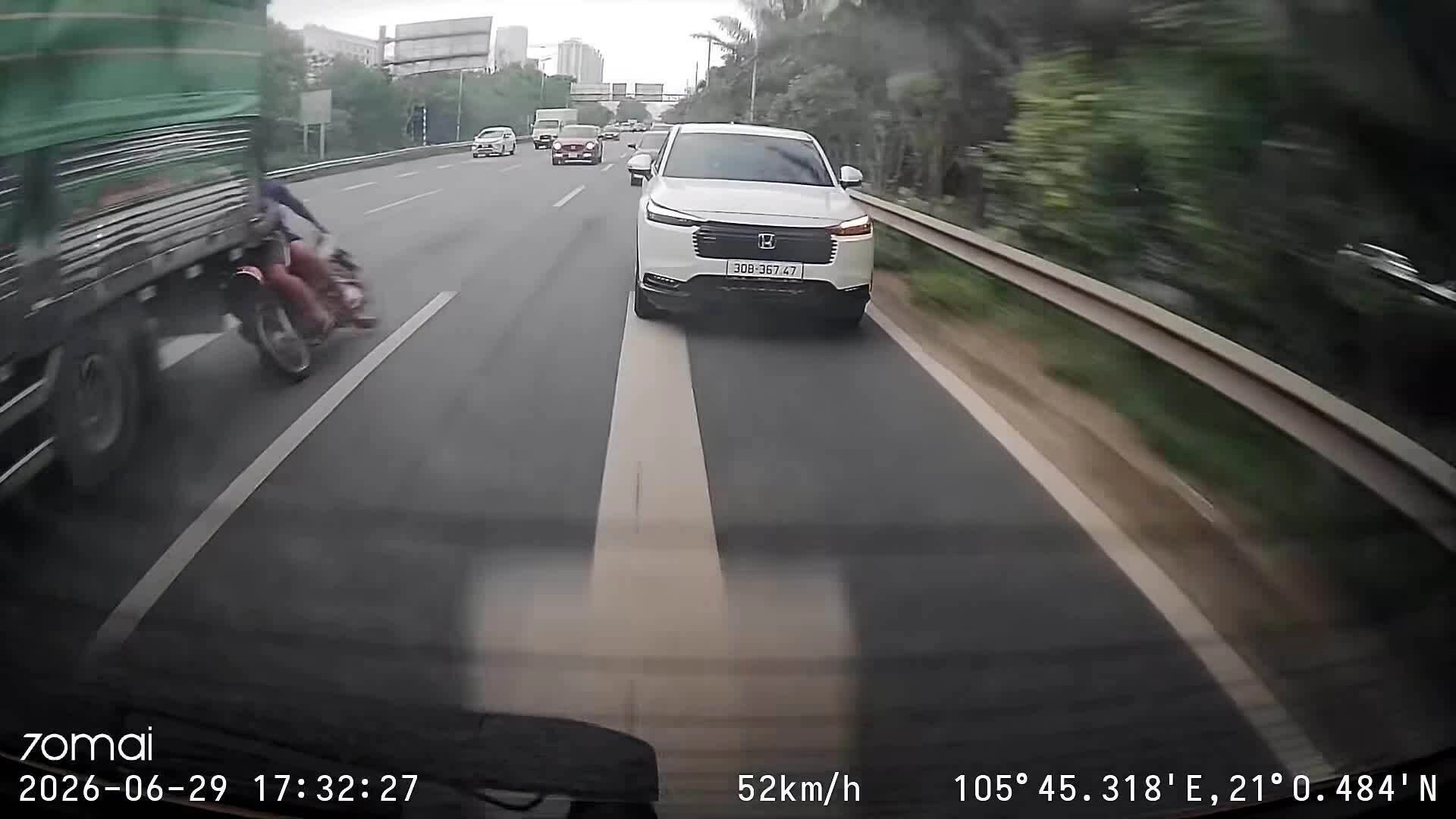 Hai người đi xe máy lao vào đuôi xe tải
