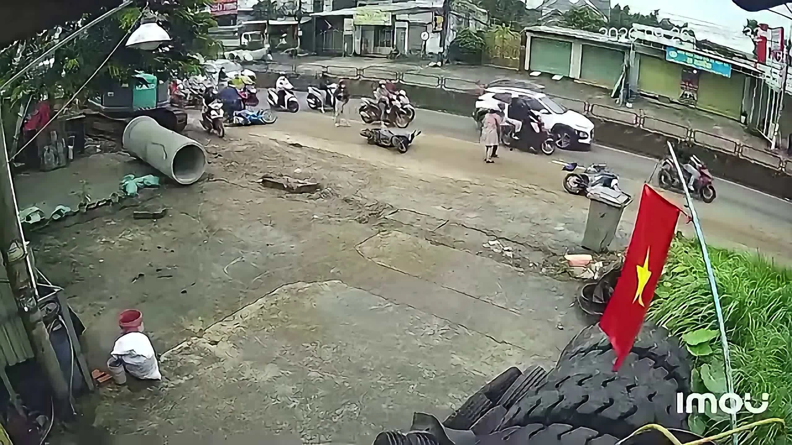Hàng loạt xe máy ngã sát xe tải