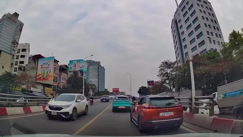 hanh-dong-xau-xi-cua-tai-xe-va-hanh-khach-khi-tham-gia-giao-1741443420 Hành động xấu xí của tài xế và hành khách khi tham gia giao thông