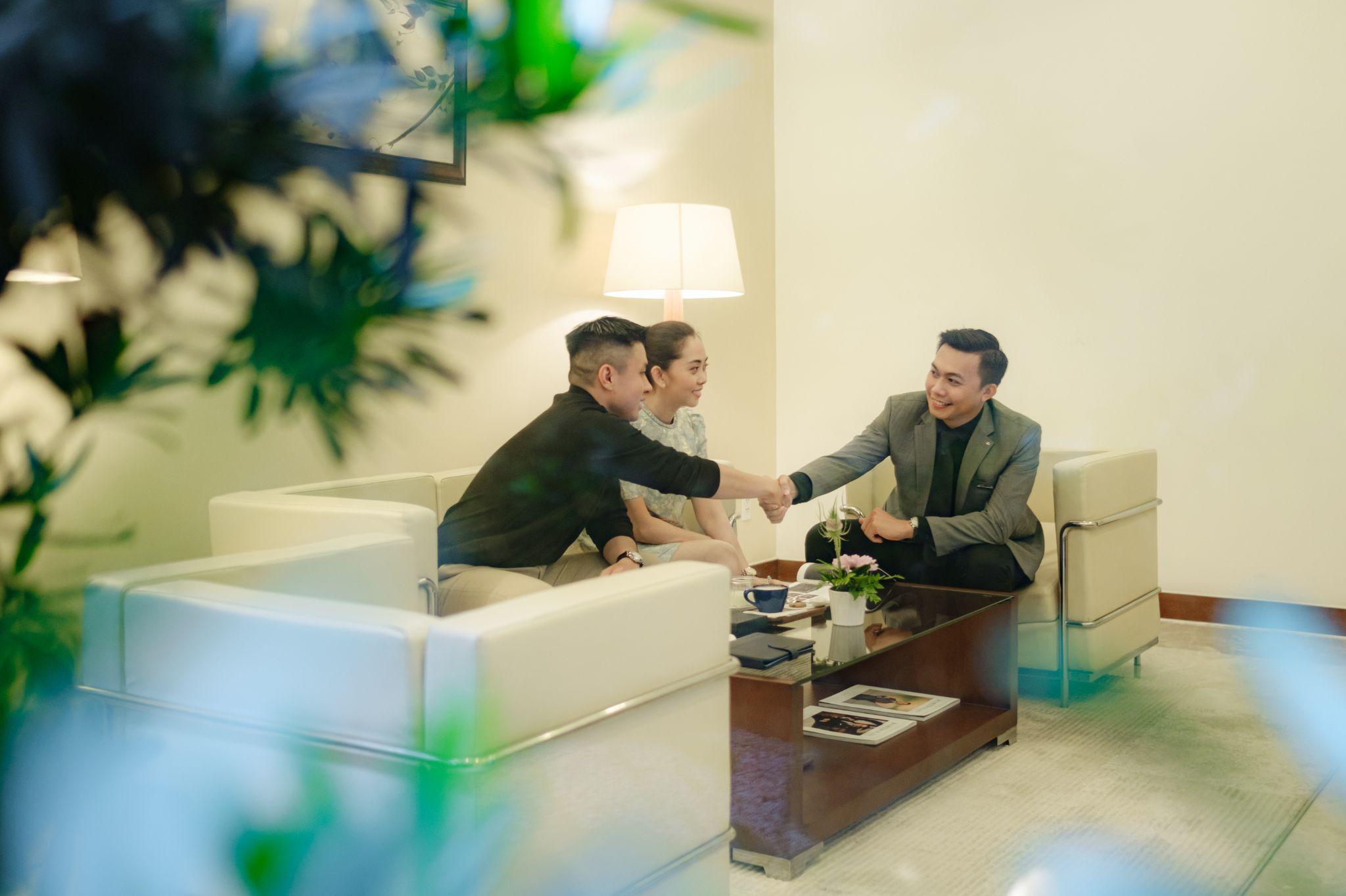 Không gian tiếp đón sang trọng, tạo không gian ấm cúng và thư thái như chính ngôi nhà của Quý khách