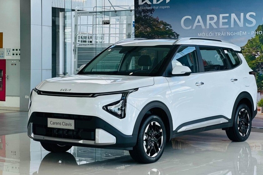 k-6-1790443151-999-width842height562 Kia Carens được làm mới phần đầu xe với thiết kế góc cạnh hơn.