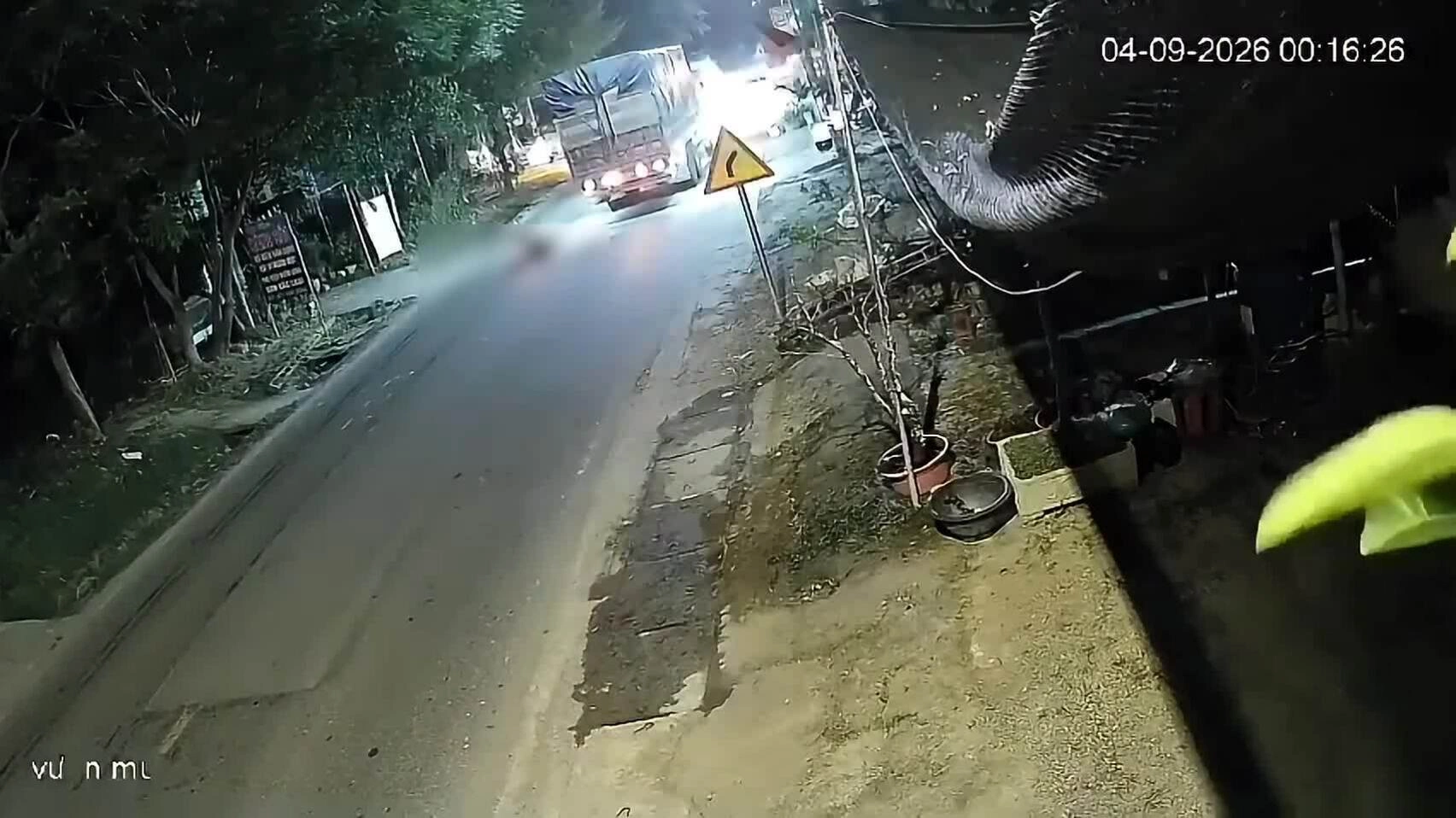 Lao vào đuôi xe tải, người đi xe máy tử vong