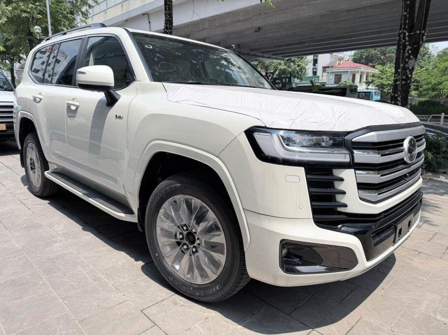 Xe được trang bị khối động cơ xăng V6, dung tích 3.5L tăng áp kép với một mô-tơ điện tích hợp.