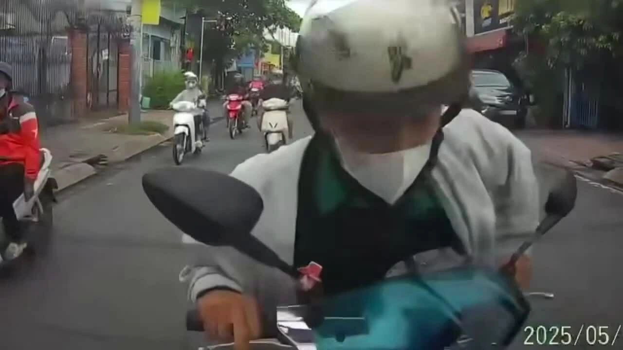 Mải dùng điện thoại người đi xe máy đâm vào đuôi ôtô