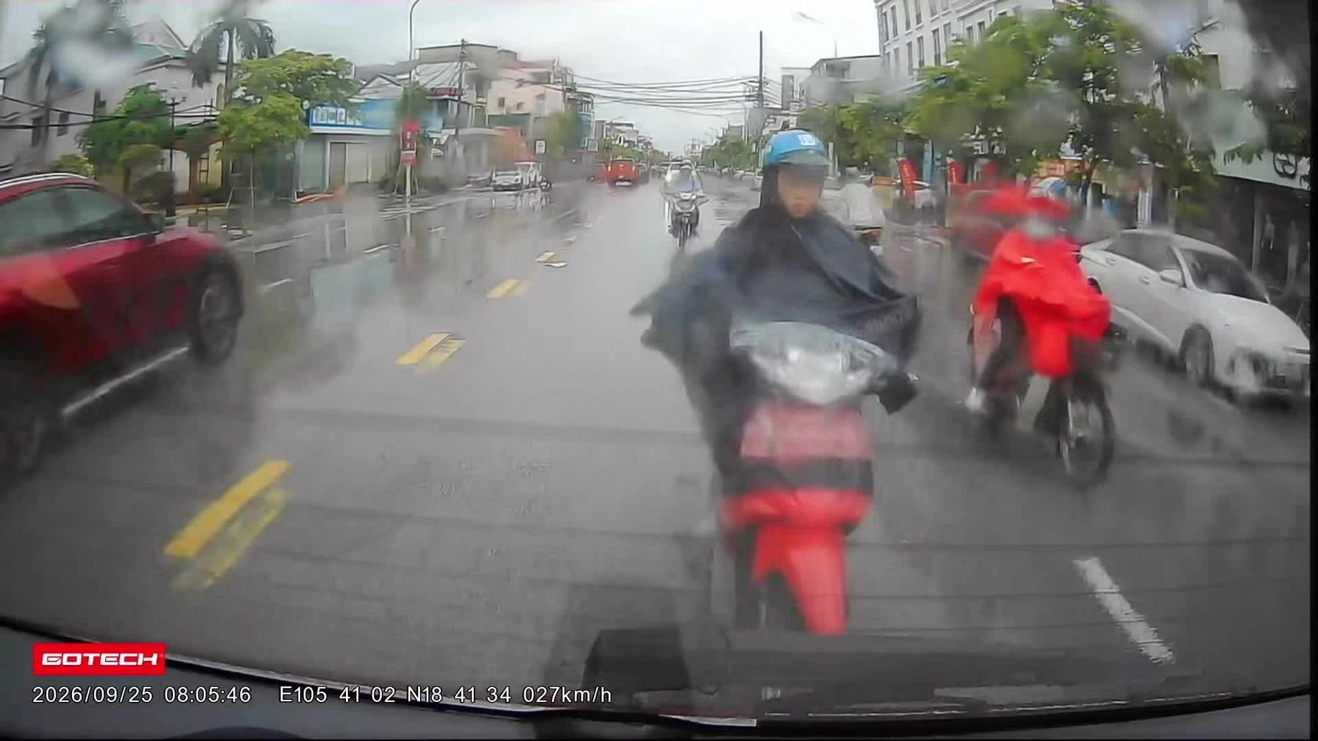 Người đi xe máy tông vào đuôi ôtô