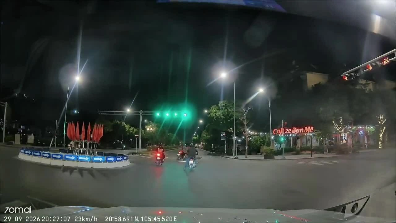 Người đi xe máy vượt đèn đỏ đâm xe máy khác ở ngã tư