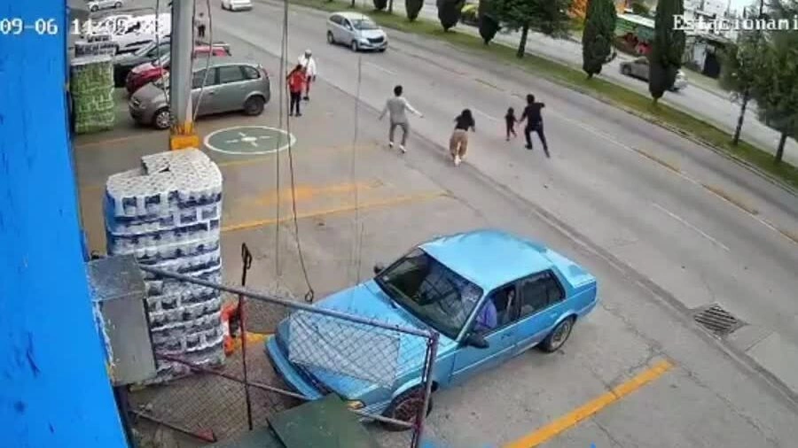Nhân viên cửa hàng lao như bay cứu bé gái chạy ra đường