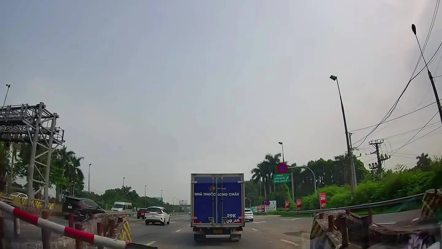Nhân viên trạm thu phí hạ barie trúng ôtô