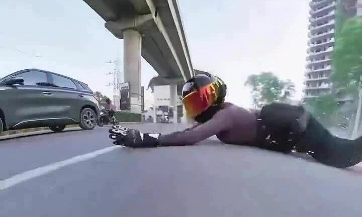 oto-hich-nga-nu-biker-roi-bo-chay-1789373090 Ôtô hích ngã nữ biker rồi bỏ chạy