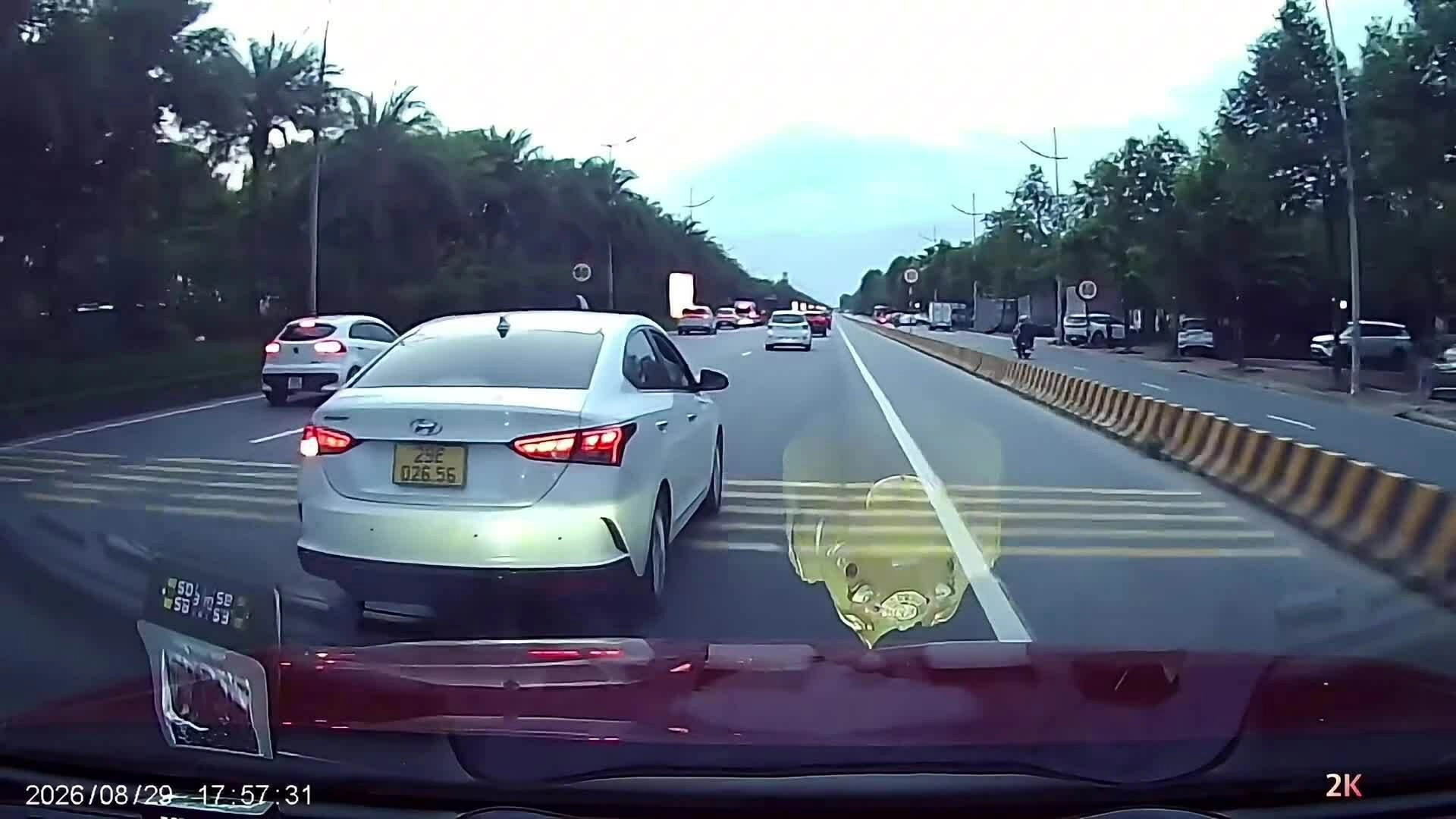 Ôtô liên tiếp tạt đầu ép xe khác phải giảm tốc