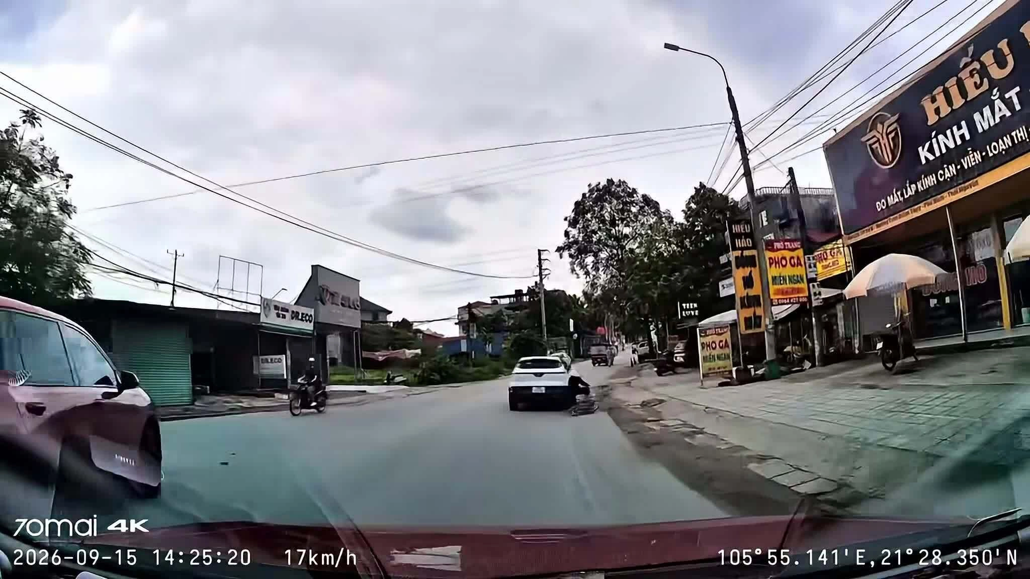 Ôtô xô ngã người đi xe đạp rồi bỏ đi