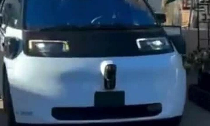 Robotaxi bối rối khi lạc vào chợ