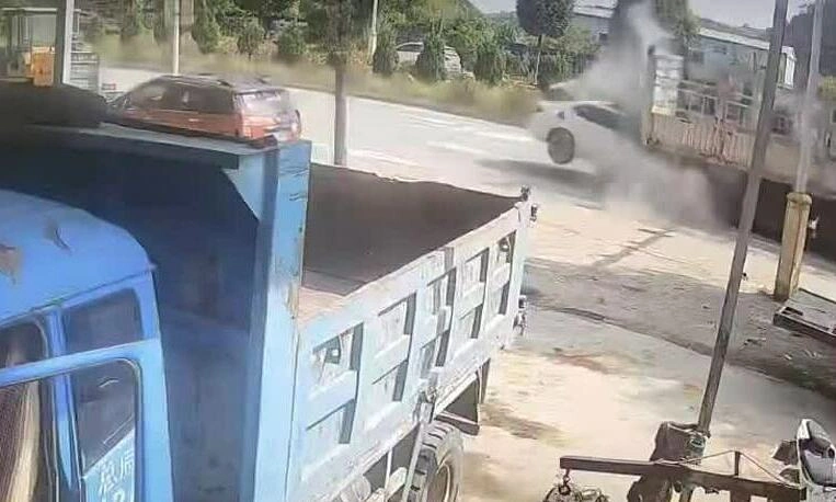 Tài xế 19 tuổi lái xe đi mượn rúc gầm xe tải, 7 người chết