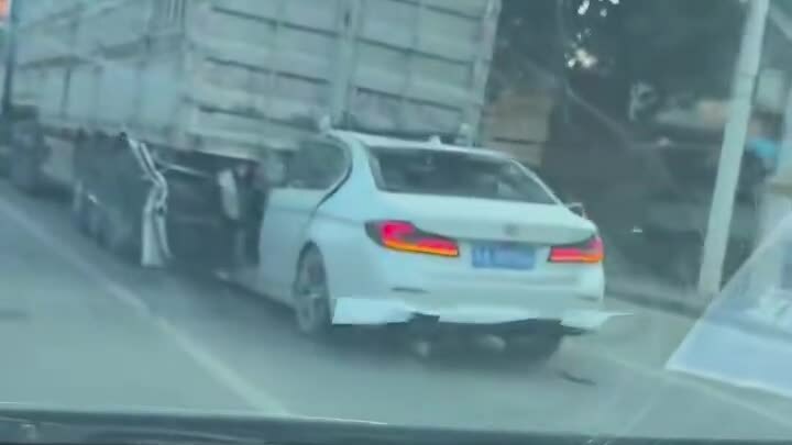 Tài xế 19 tuổi lái xe đi mượn rúc gầm xe tải, 7 người chết