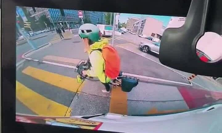 Tài xế xe tải không nhìn thấy người đi xe đạp đứng bên cạnh
