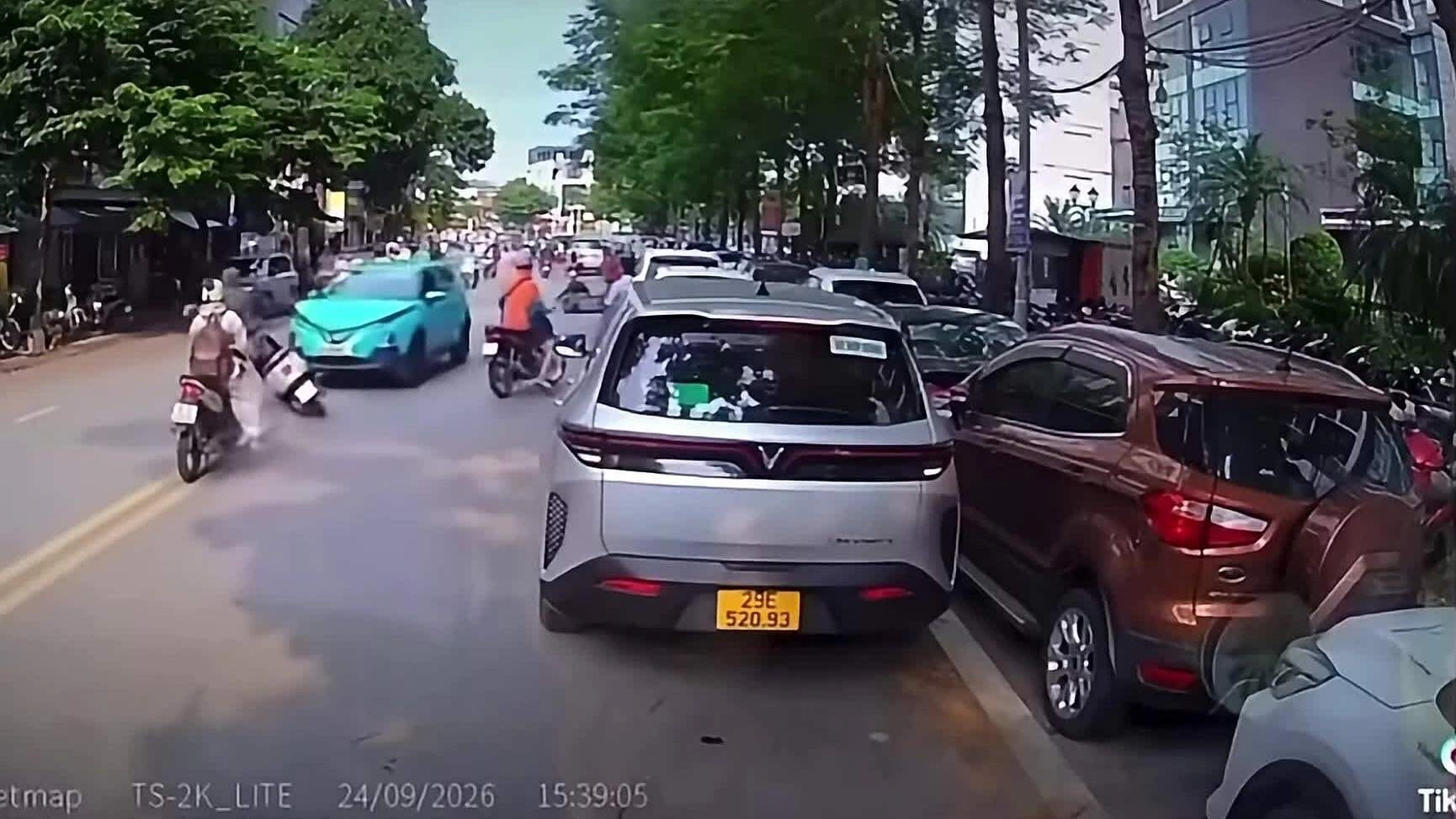 Taxi bất ngờ tăng tốc, lấn làn tông hai xe máy