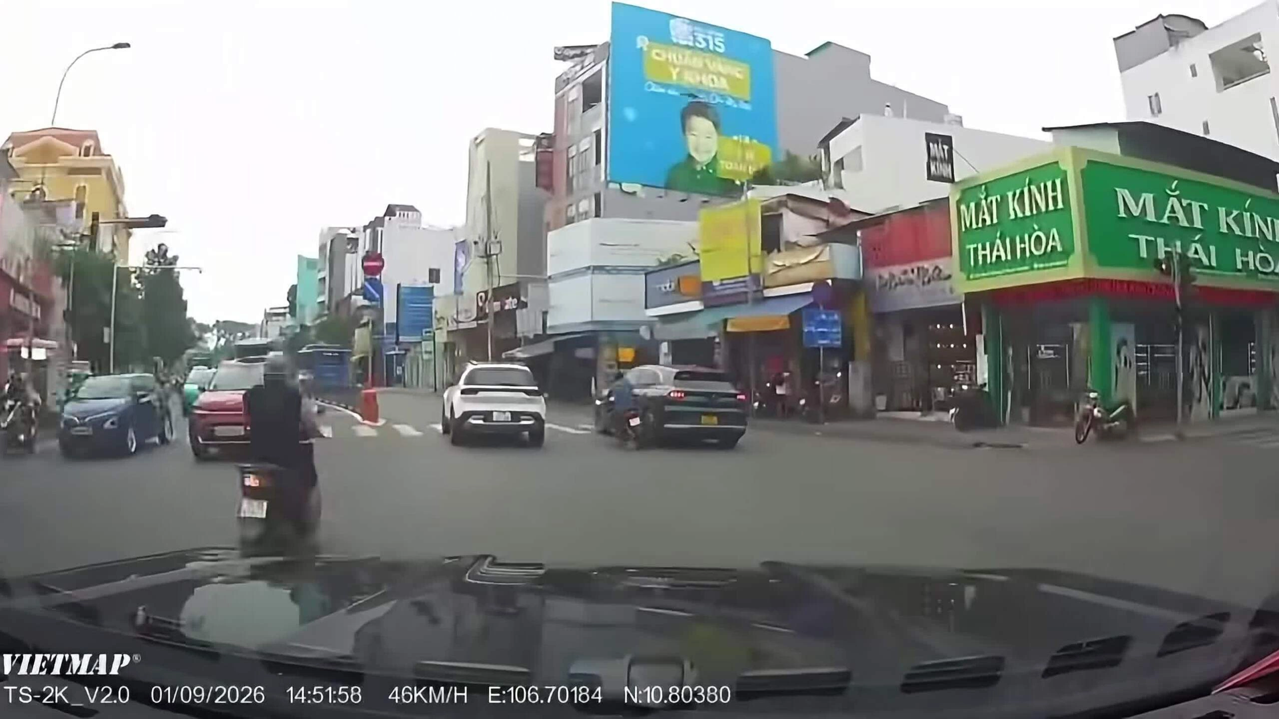 taxi-chen-nga-nguoi-di-xe-may-roi-bo-di-1788394768 Taxi chèn ngã người đi xe máy rồi bỏ đi