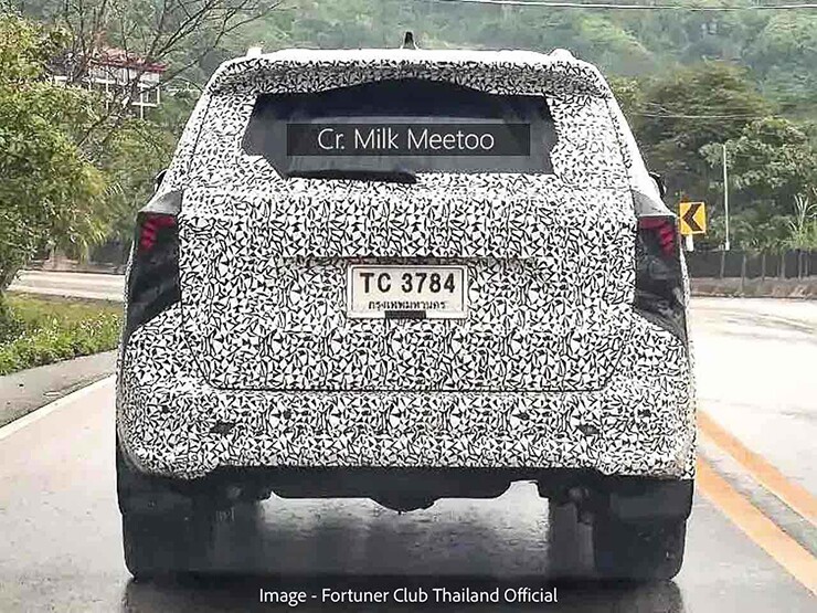Phần đuôi xe của Toyota Fortuner thế hệ mới lộ diện rõ hơn khi chạy thử. Ảnh: CR.Milk MeeToo