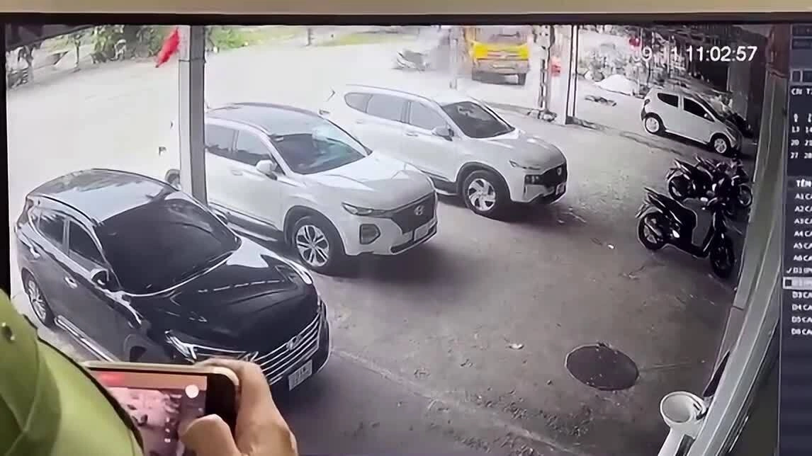 Tránh xe quay đầu, xe tải đâm liên hoàn 4 ôtô
