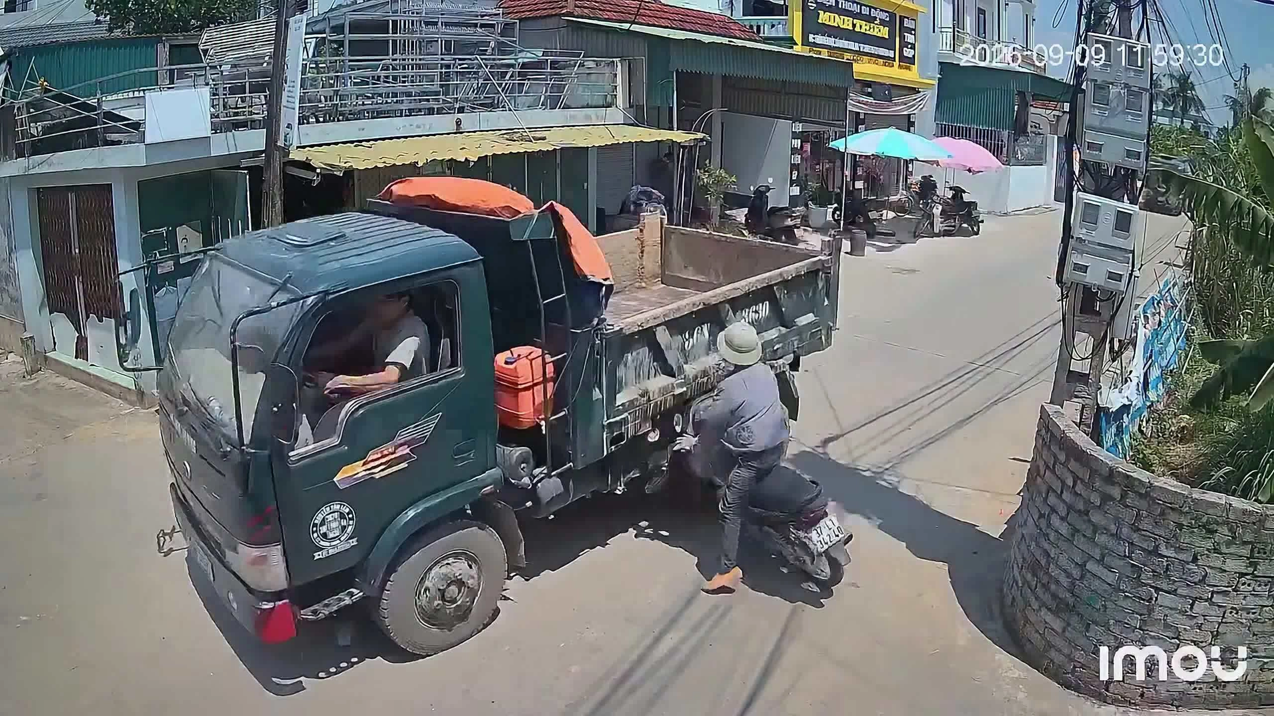 Xe tải đâm người đi xe máy ở ngã tư