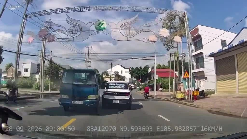 Xe tải lấn làn va chạm với xe ở hướng ngược chiều