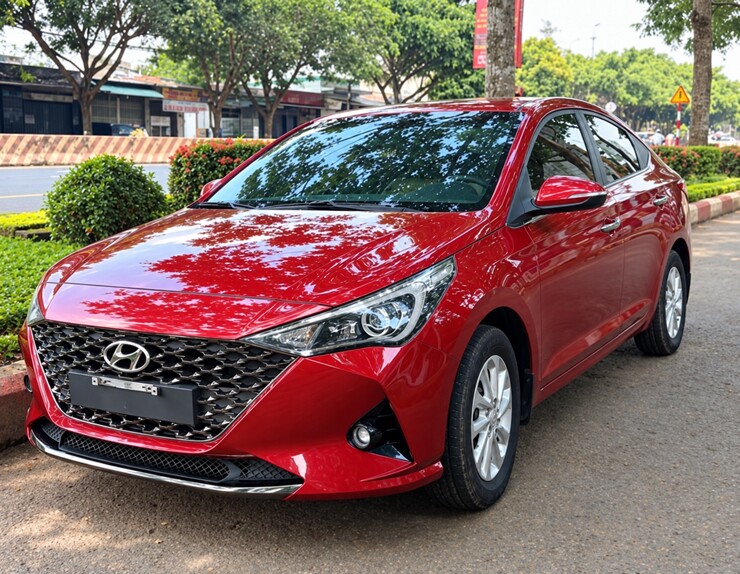 Ảnh thực tế một chiếc Hyundai Accent màu đỏ được rao bán chỉ 345 triệu đồng.