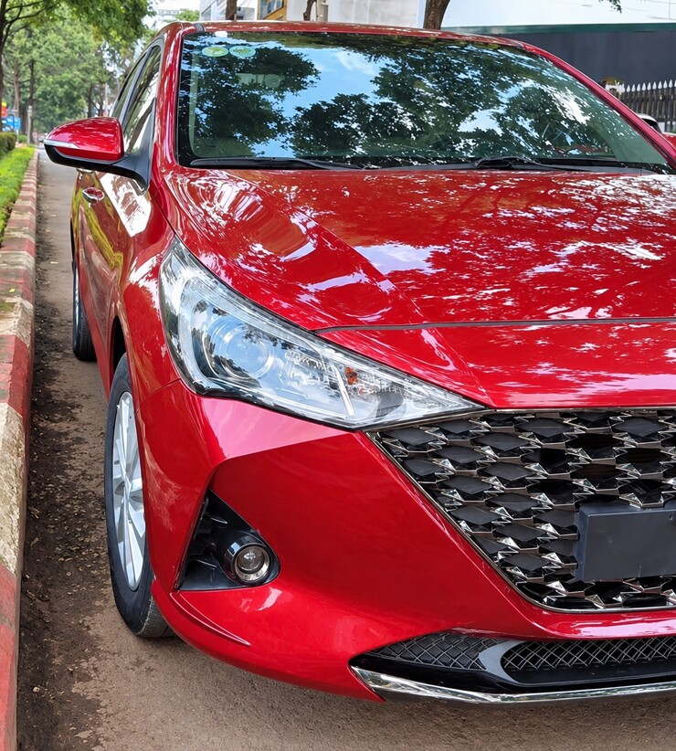 Ảnh thực tế một chiếc Hyundai Accent màu đỏ được rao bán chỉ 345 triệu đồng.