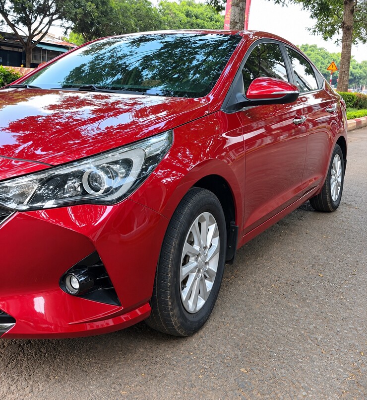 Ảnh thực tế một chiếc Hyundai Accent màu đỏ được rao bán chỉ 345 triệu đồng.
