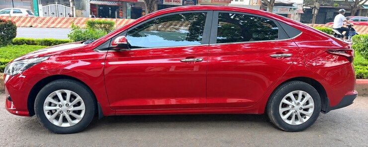 Ảnh thực tế một chiếc Hyundai Accent màu đỏ được rao bán chỉ 345 triệu đồng.