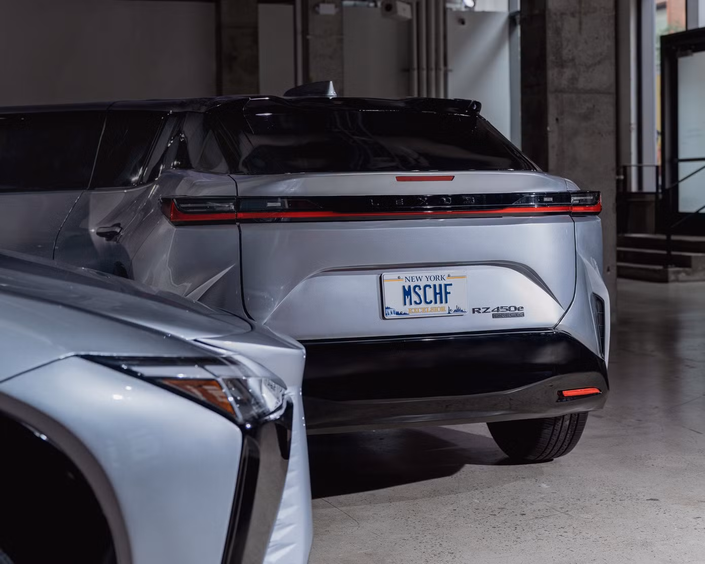 Bộ đôi SUV Lexus bị uốn cong, vặn xoắn thành hình thù kỳ lạ - 8