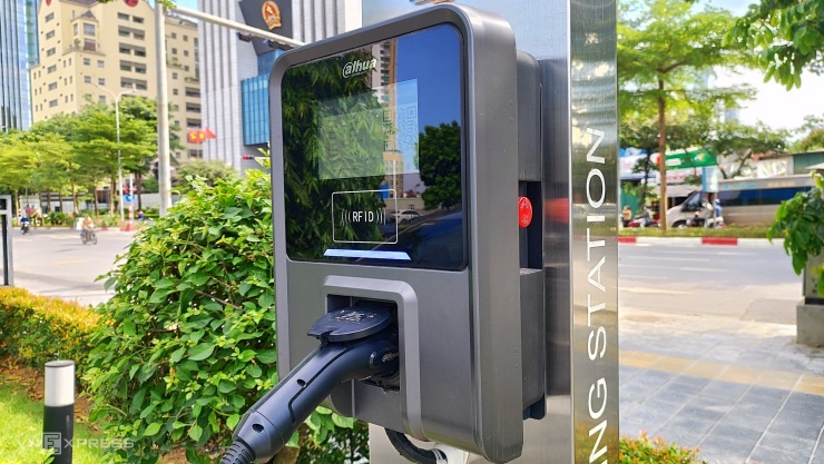 1791213705-6cff0174b8-wm1-wm1-tram-sac-1-1-1333-6925-1376-width740height417 Một trạm sạc xe điện tại phố Phạm Văn Bạch, Hà Nội. Ảnh: Lương Dũng