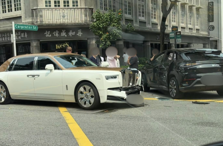 1791816098-a45fdc4524-screenshot-2026-10-10-at-30051pm-906-width740height486 Rolls-Royce Phantom bung cản trước, rơi biển số sau khi va chạm vs xe BYD