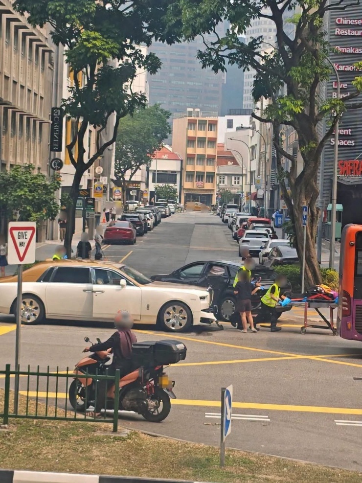 1791816099-41b013a7f5-crash-2-907-width740height987 Hiện trường vụ va chạm.