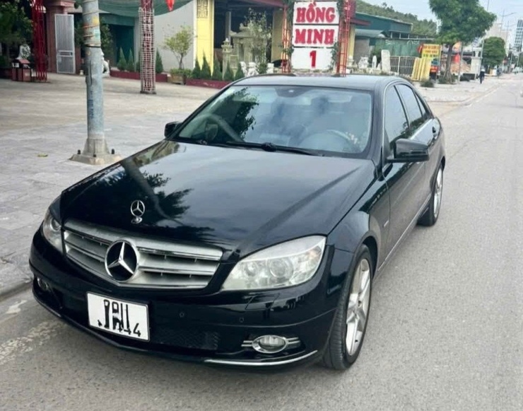 1792070462-e5b1b41a03-174-0214-9-n-4713-width740height581 Mercedes-Benz C300 W204 đời 2009. Ảnh: Trần Hà