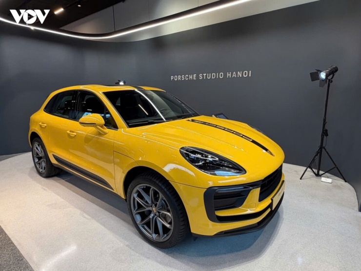 1792347464-1312585297-vov-porsche-macan-vang-9-width740height555 Chiếc Porsche Macan sở hữu màu sơn Speed Yellow (vàng).