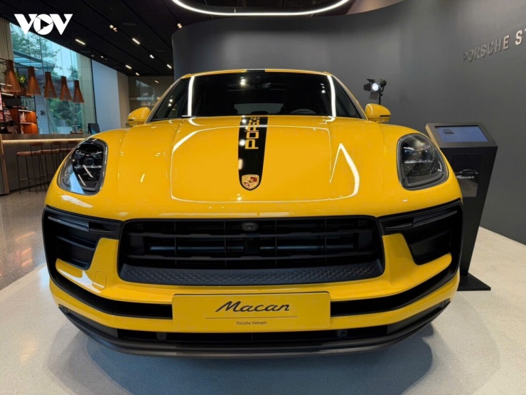 1792347465-afaedec574-vov-porsche-macan-vang-4-width740height555 Ngắm bộ đôi Porsche Macan "độc bản" được sơn tại Việt Nam - 3