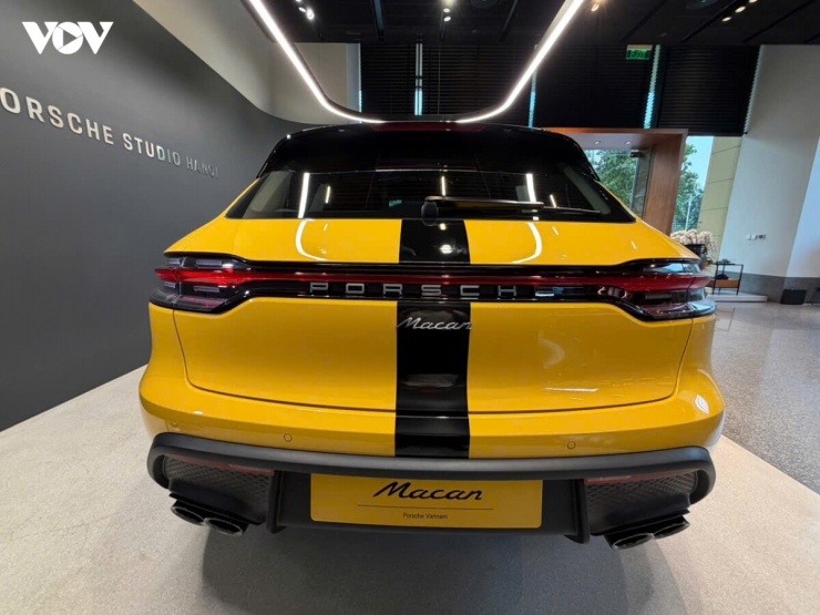 1792347465-c61d45c5c8-vov-porsche-macan-vang-5-width740height555 Ngắm bộ đôi Porsche Macan "độc bản" được sơn tại Việt Nam - 4