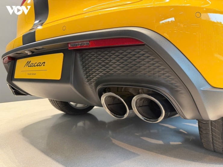1792347466-5607187b38-vov-porsche-macan-vang-8-width740height555 Ngắm bộ đôi Porsche Macan "độc bản" được sơn tại Việt Nam - 5