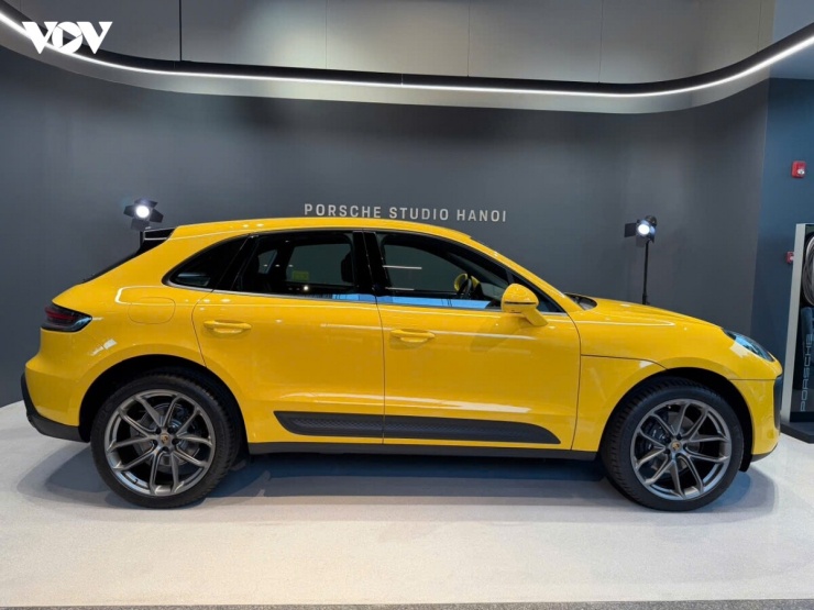 1792347466-d424c5a11e-vov-porsche-macan-vang-16-width740height555 Ngắm bộ đôi Porsche Macan "độc bản" được sơn tại Việt Nam - 6