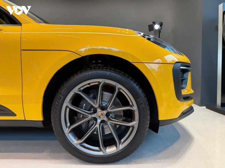 1792347467-c3a7a80358-vov-porsche-macan-vang-10-width740height555 Ngắm bộ đôi Porsche Macan "độc bản" được sơn tại Việt Nam - 8