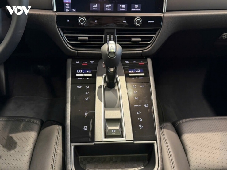 1792347468-650f63f38a-vov-porsche-macan-vang-36-width740height555 Ngắm bộ đôi Porsche Macan "độc bản" được sơn tại Việt Nam - 10