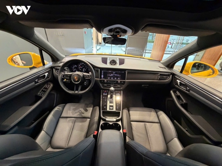 1792347468-db13a103be-vov-porsche-macan-vang-43-width740height555 Ngắm bộ đôi Porsche Macan "độc bản" được sơn tại Việt Nam - 9